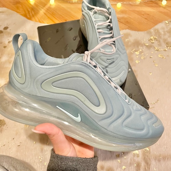 Nike AirMax 720 - Picture 2 of 5